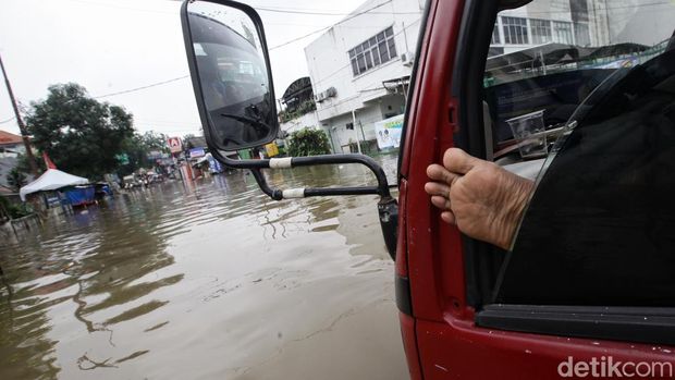 Banjir merendam Jalan Pondok Aren Raya tepatnya di depan Pasar Ceger Jurangmangu, Tangerang Selatan. Lalu lintas terputus, pedagang pasar terganggu.