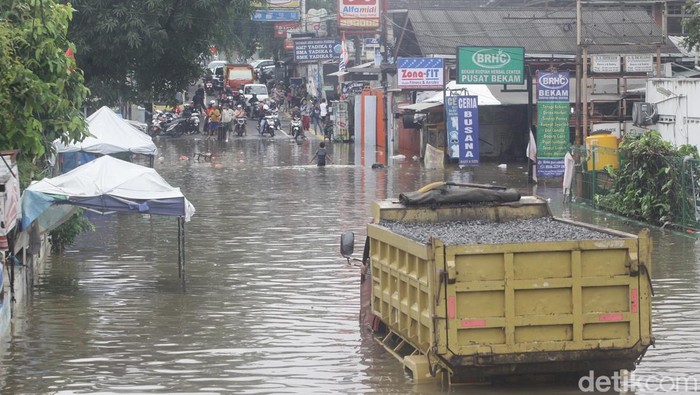 Banjir merendam Jalan Pondok Aren Raya tepatnya di depan Pasar Ceger Jurangmangu, Tangerang Selatan. Lalu lintas terputus, pedagang pasar terganggu.