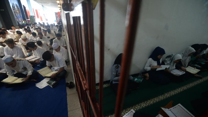 Warga binaan pemasyarakatan (WBP) membaca Al Quran atau tadarus di Rumah Tahanan Negara (Rutan) Kelas IIB Salatiga, Jawa Tengah, Selasa (4/3/2025). Kegiatan yang diikuti 110 WBP dengan membaca Al Quran atau tadarus waktu pagi, siang, dan malam pada bulan Ramadhan 1446 H itu bertujuan untuk pendalaman iman dan ilmu Islam bagi WBP. ANTARA FOTO/Aloysius Jarot Nugroho/tom.