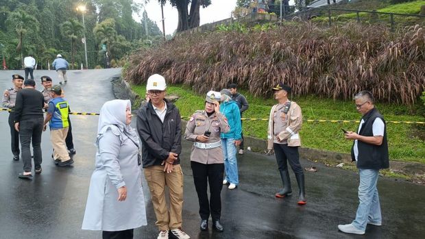 Longsor yang terjadi di Jalan Saleh Danasasmita, Kota Bogor, Jabar menyebabkan akses ke Stasiun Kereta Batutulis tertutup. Polisi mengalihkan arus lalin. (dok Polresta Bogor Kota)