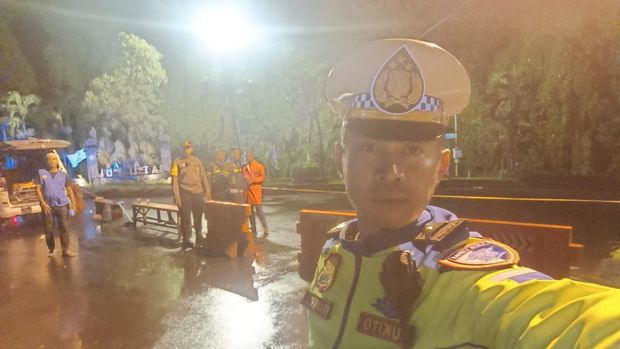 Longsor yang terjadi di Jalan Saleh Danasasmita, Kota Bogor, Jabar menyebabkan akses ke Stasiun Kereta Batutulis tertutup. Polisi mengalihkan arus lalin. (dok Polresta Bogor Kota)