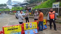Petugas memasang water barier dan tali pembatas agar lokasi kejadian tidak diakses masyarakat. (dok Polresta Bogor Kota)