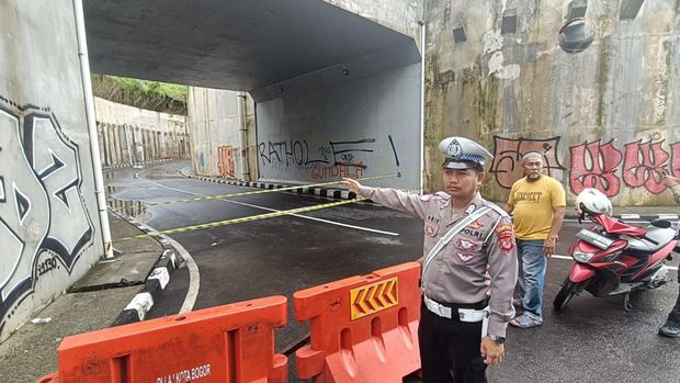 Longsor yang terjadi di Jalan Saleh Danasasmita, Kota Bogor, Jabar menyebabkan akses ke Stasiun Kereta Batutulis tertutup. Polisi mengalihkan arus lalin. (dok Polresta Bogor Kota)