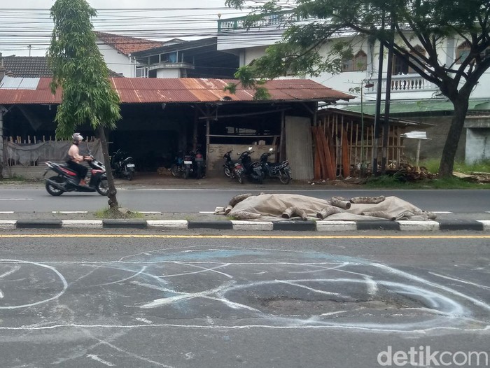 Lubang jalan Jogja-Solo di Desa Jambu Kulon, Kecamatan Ceper, Klaten, Selasa (4/3/2025).