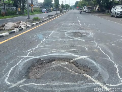 Lubang jalan Jogja-Solo di Desa Jambu Kulon, Kecamatan Ceper, Klaten, Selasa (4/3/2025).