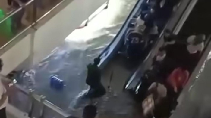 Mal di Bekasi kebanjiran (dok. Tangkapan layar media sosial)