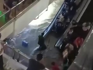 Bekasi Lumpuh, Netizen Kaget Banjir Masuk ke Mall Bekasi