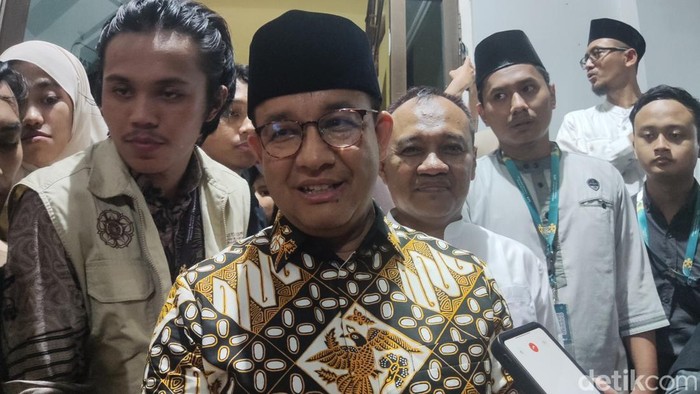 Mantan Gubernur DKI Jakarta Anies Baswedan ditemui wartawan di Maskam UGM, Senin (3/3/2025)