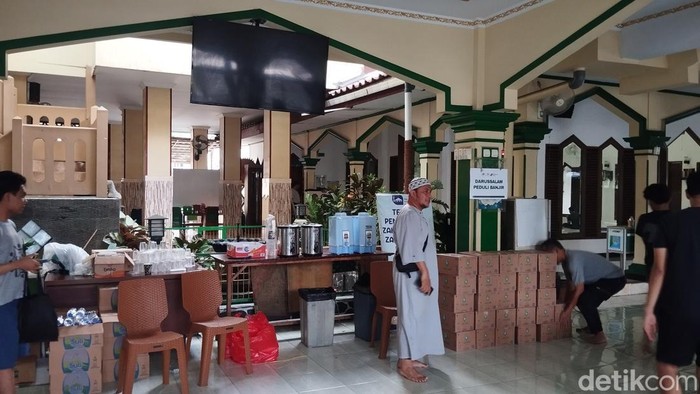 Masjid Baiturrahman di Vila Nusa Indah 2, Bogor, tetap menggelar Salat Tarawih meski dipenuhi pengungsi banjir (Maulana IF/detikcom)