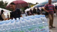 Perusahaan Air Minum Dalam Kemasan (AMDK) Le Minerale turut memberikan dukungan, dengan membagikan 3.000-5.000 botol air mineral setiap hari serta 8.000 paket makanan bagi para jemaah selama bulan Ramadan.  