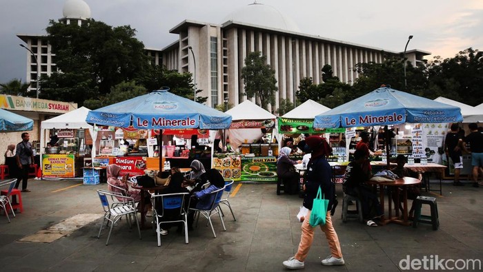 Ribuan umat Muslim memadati Masjid Istiqlal, Jakarta pada hari kedua Ramadan 1446 Hijriah, Minggu (2/3/2025). Kedatangan mereka untuk mengikuti kegiatan buka puasa bersama (bukber).