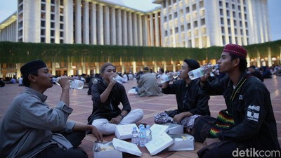 Masjid Istiqlal Bagikan Nasi Kotak-Le Minerale ke Ribuan Jemaah Bukber