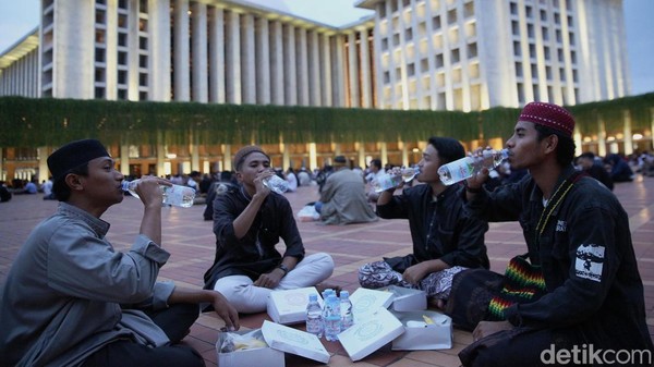Masjid Istiqlal Bagikan Nasi Kotak-Le Minerale ke Ribuan Jemaah Bukber