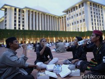 Masjid Istiqlal Bagikan Nasi Kotak-Le Minerale ke Ribuan Jemaah Bukber