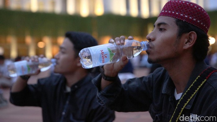 Ribuan umat Muslim memadati Masjid Istiqlal, Jakarta pada hari kedua Ramadan 1446 Hijriah, Minggu (2/3/2025). Kedatangan mereka untuk mengikuti kegiatan buka puasa bersama (bukber).