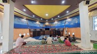 Ketua LKSA Vila Durian Doa Yatim Sejahtera, Muhammad Mukhidin mengatakan masjid ini desainnya kapal pesiar. Harapnya menjadi bahtera penyelamat persoalan sosial. Sebab penghuninya beragam penyandang masalah sosial.