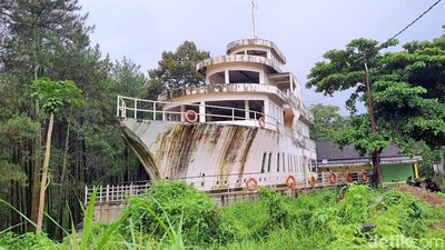 Melihat Masjid Berarsitektur Kapal Pesiar di Mojokerto