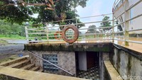 Masjid milik Lembaga Kesejahteraan Sosial Anak (LKSA) Vila Durian Doa Yatim Sejahtera itu terletak persis di halaman panti asuhan. Luas masjid unik ini mencapai 45x25 meter persegi.
