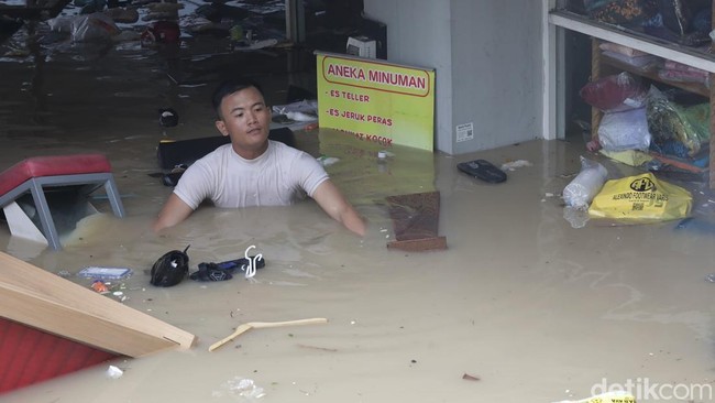Serbuan Banjir Masuk Mega Bekasi Hypermall Sampai Pengunjung Berlarian