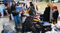 Sejumlah pedagang menyusun barang dagangan yang berhasil diselamatkan dari banjir.