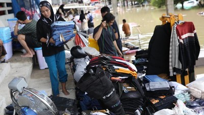 Mega Mall Bekasi Kebanjiran, Pedagang Berjuang Selamatkan Barang Dagangan