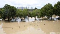 Banjir ini diakibatkan luapan Kali Bekasi. Ada sejumlah kendaraan mobil yang ikut terendam di area parkir mal.
