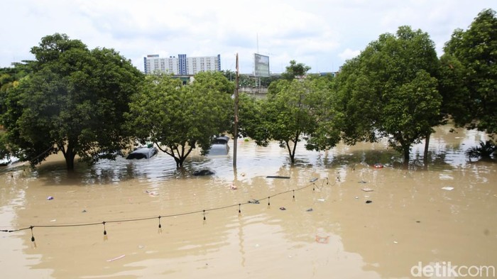Mega Mall Bekasi Kebanjiran, Pedagang Berjuang Selamatkan Barang Dagangan Pedagang menyelamatkan barang dagangan saat terjadi banjir di Mega Mall, Bekasi, Jawa Barat, Selasa (4/3/2025).