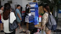 Ada puluhan tenant pedagang pakaian yang terendam banjir. Selain itu ada juga tenant elektronik yang terdampak banjir.
