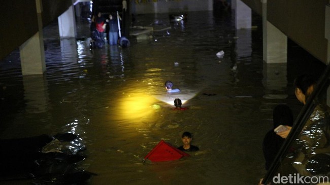 Serbuan Banjir Masuk Mega Bekasi Hypermall Sampai Pengunjung Berlarian