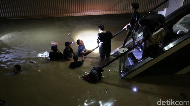Serbuan Banjir Masuk Mega Bekasi Hypermall Sampai Pengunjung Berlarian
