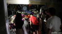 Sejumlah pedagang berusaha menyelamatkan barang dagangannya.
