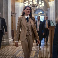 Rambutnya ditata bergelombang lembut, sementara riasan wajahnya tetap natural dengan sentuhan smokey eyes dan lipstik pink matte yang menjadi ciri khasnya. Foto: AP Photo/J. Scott Applewhite