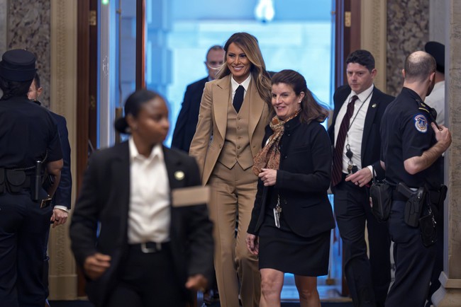 Acara ini menandai penampilan publik solo pertamanya sejak kembali menjalankan peran sebagai Ibu Negara pasca pelantikan presiden. Dalam diskusi panel tersebut, Melania menyoroti urgensi pengesahan Take It Down Act, yang bertujuan menjadikan penyebaran gambar intim tanpa persetujuan sebagai tindak kriminal di tingkat federal. Foto: AP Photo/J. Scott Applewhite