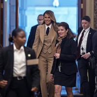 Acara ini menandai penampilan publik solo pertamanya sejak kembali menjalankan peran sebagai Ibu Negara pasca pelantikan presiden. Dalam diskusi panel tersebut, Melania menyoroti urgensi pengesahan Take It Down Act, yang bertujuan menjadikan penyebaran gambar intim tanpa persetujuan sebagai tindak kriminal di tingkat federal. Foto: AP Photo/J. Scott Applewhite