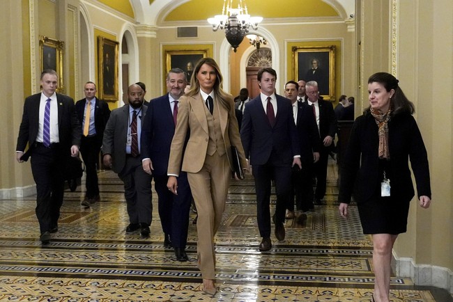 Melania Trump dikenal dengan selera fashion yang tegas dan berkelas, termasuk untuk acara ini, di mana dia tetap mempertahankan estetika khasnya dengan gaya yang minimalis dan berwibawa. Foto: AP Photo/J. Scott Applewhite
