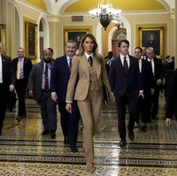 Melania Trump dikenal dengan selera fashion yang tegas dan berkelas, termasuk untuk acara ini, di mana dia tetap mempertahankan estetika khasnya dengan gaya yang minimalis dan berwibawa. Foto: AP Photo/J. Scott Applewhite