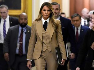 7 Gaya Melania Trump Pakai Setelan Jas, Pimpin Pertemuan di Gedung Kongres AS