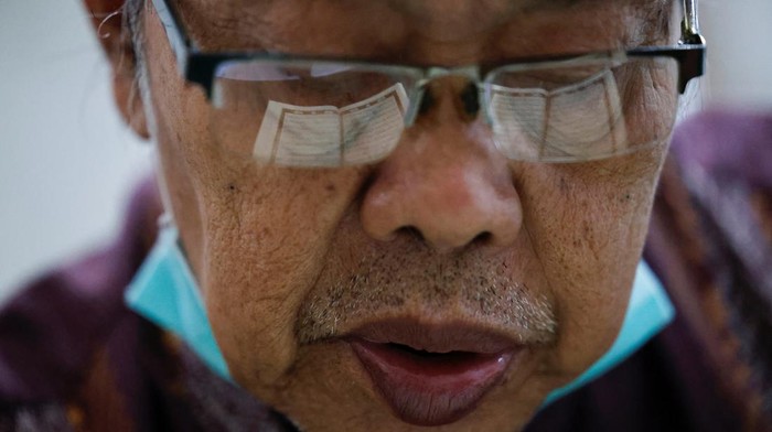 Mengais Pahala dengan Membaca Al-Qur'an di Bulan Ramadan A Muslim man reads the verses of Koran from his smartphone at Cut Meutia mosque, during the holy fasting month of Ramadan, in Jakarta, Indonesia March 3, 2025. REUTERS/Willy Kurniawan