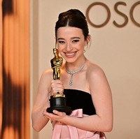 Mikey merupakan pemain film Amerika Serikat yang memenangkan Oscar awal tahun ini lewat perannya dalam film ‘Anora’. Wanita itu menjadi salah satu aktris termuda yang mendapatkan Oscar pertama di usia 26 tahun sebagai pemeran utama terbaik. Foto: AFP/FREDERIC J. BROWN