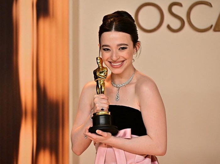Mikey Madison poses with the Best Actress Oscar for Anora at the Governors Ball following the Oscars show at the 97th Academy Awards in Hollywood, Los Angeles, California, U.S., March 2, 2025. REUTERS/Mike Blake