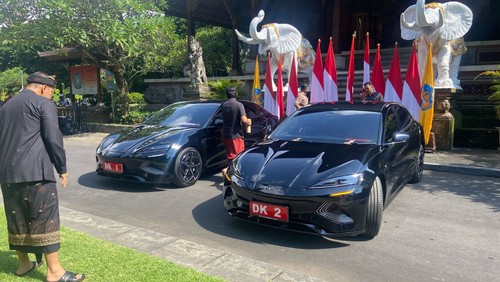 Mobil listrik kendaraan dinas Gubernur Bali, Wayan Koster, dan Wagub Bali, I Nyoman Giri Prasta, saat parkir di halaman rumah jabatan Jayasabha, Denpasar, Selasa (4/3/2025). (Rizki Setyo/detikBali)