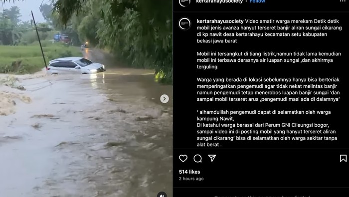 Mobil Terseret Arus Banjir di Bekasi