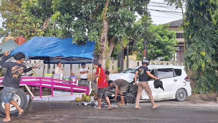 Mobil yang terlibat kecelakaan di Palembang.