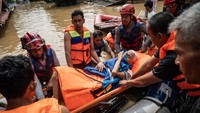 Petugas Gulkarmat Jakarta Selatan mengevakuasi warga yang terdampak banjir di Kelurahan Rawajati, Pancoran, Jakarta Selatan, Selasa (4/3/2025).   