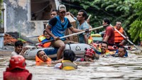 Banjir disebabkan luapan Sungai Ciliwung.   