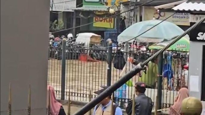 Motor di penitipan Stasiun Bekasi terendam banjir. (dok. Alan Budi Santoso)