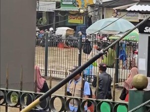 Banjir Belum Surut, Motor-motor di Penitipan Stasiun Bekasi Terendam