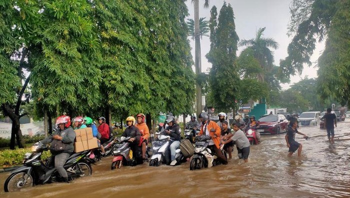 Motor Mogok Terobos Banjir di Jakbar