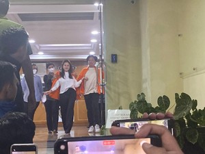 Pakai Rompi Oranye, Nikita Mirzani Resmi Ditahan Atas Kasus Pemerasan