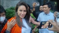 Nikita Mirzani cuma bilang, Ya gimana? Maunya gimana? Sans. Sans sendiri bahasa gaul dari santai. (Foto: Muhammad Ahsan Nurrijal)